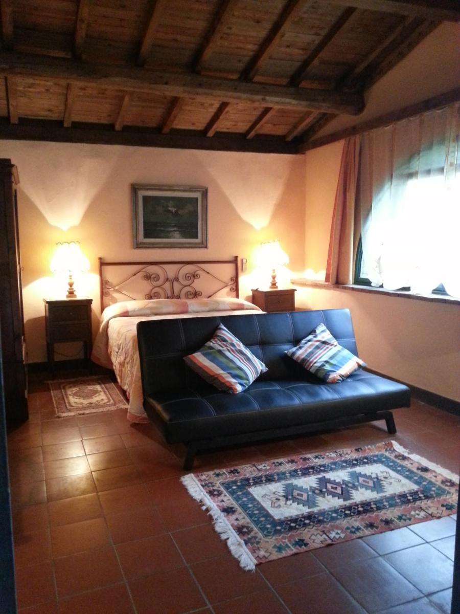 Podere Lamaccia - bed and kitchinette - Housity