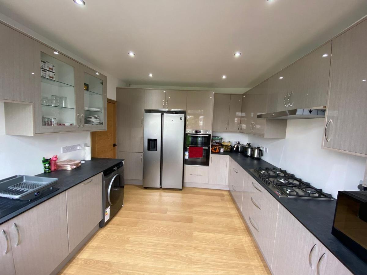 Suitetrails - Double Bedroom with en-suite shower & free parking