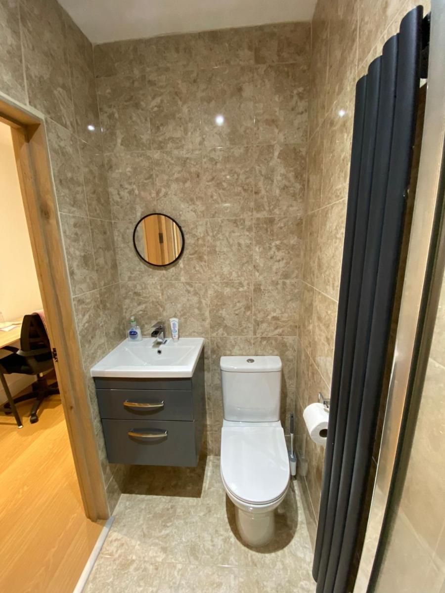Suitetrails - Double Bedroom with en-suite shower & free parking