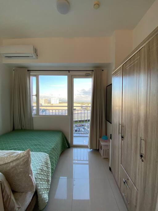 Cozy 1 BR Apartment At South Residences Tower 2 - Housity