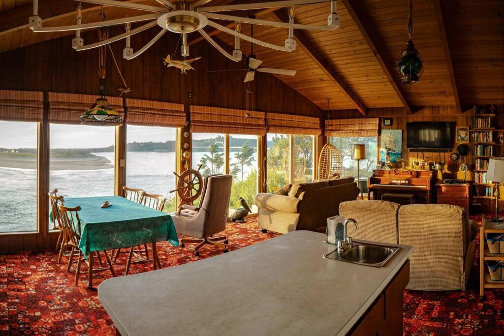 Panoramic Promontory: Bay View Beach House - Housity