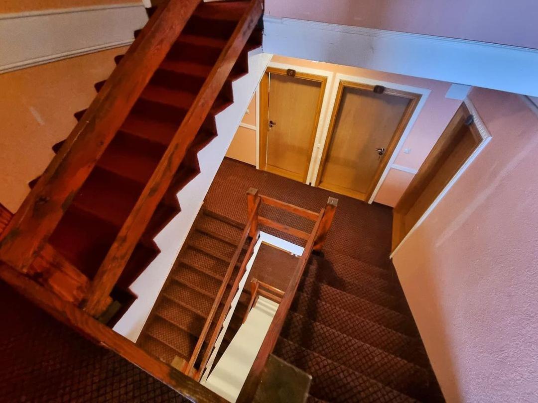 KOD MALOG CARA I DVA DRUGARA - Housity