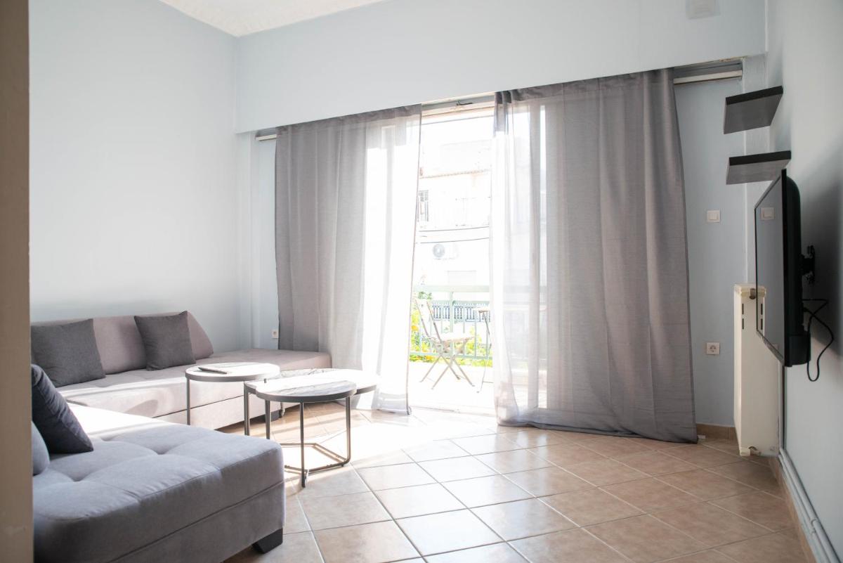 Suitetrails - Roof garden apartment near Piraeus port & metro st
