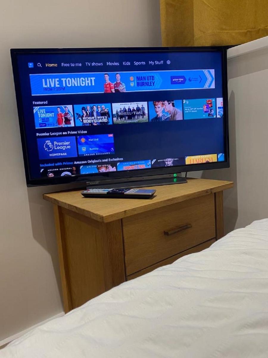 Suitetrails - Double Bedroom with en-suite shower & free parking
