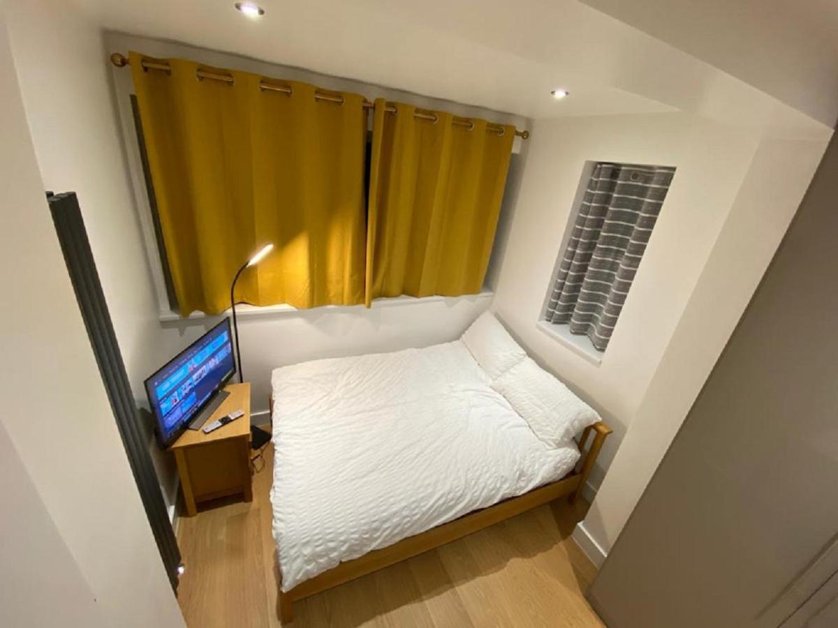 Suitetrails - Double Bedroom with en-suite shower & free parking