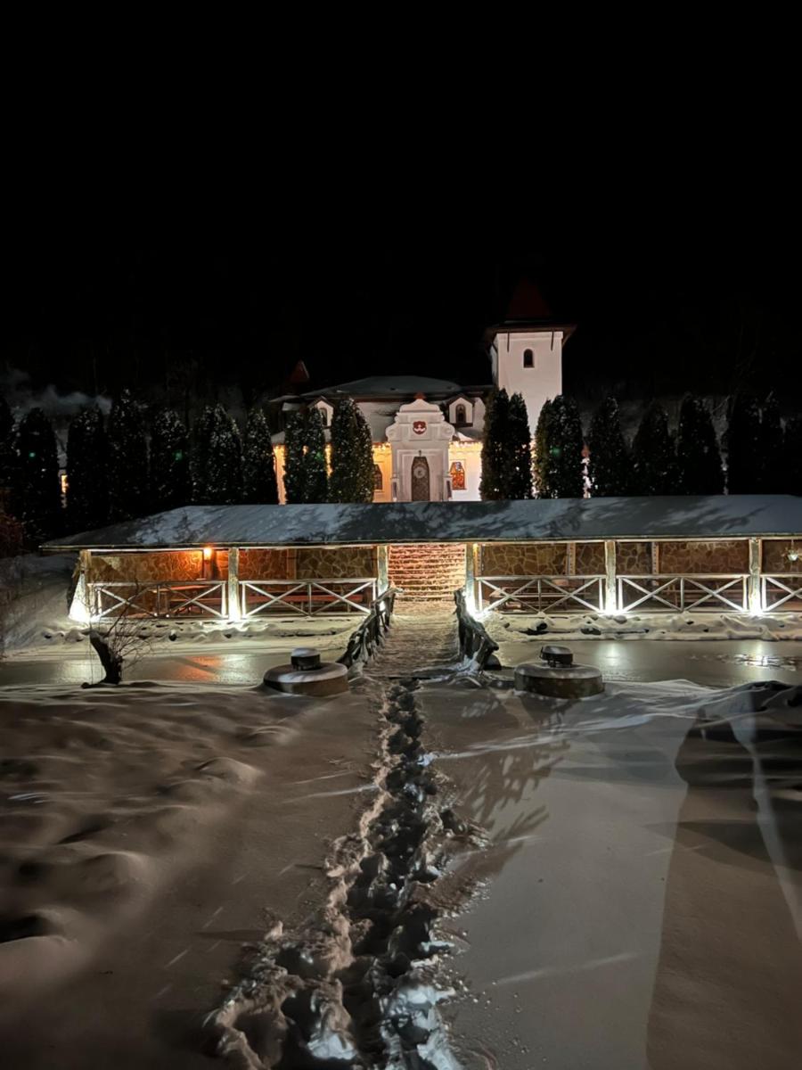 Gotel no restorannii kompleks - Housity