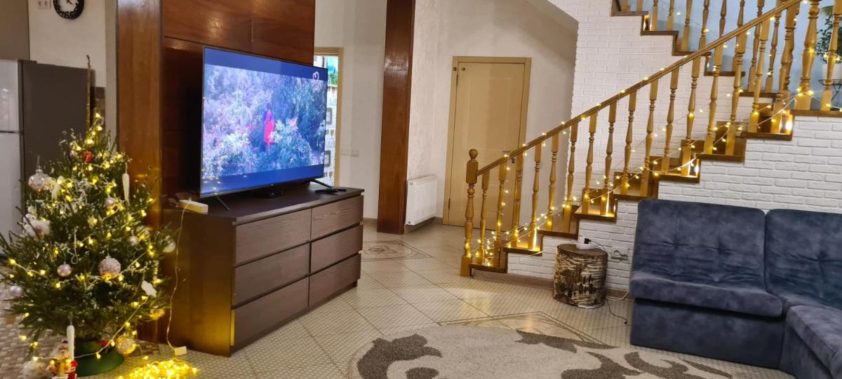 Dom s kaminom i panormanymi oknami - Housity