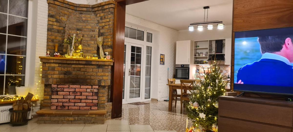Dom s kaminom i panormanymi oknami - Housity