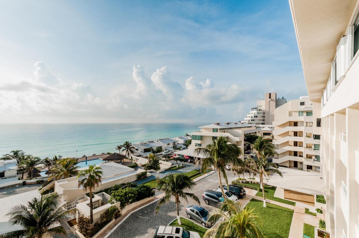 Suitetrails - Rooftop Private Jacuzzi in beach front penthouse