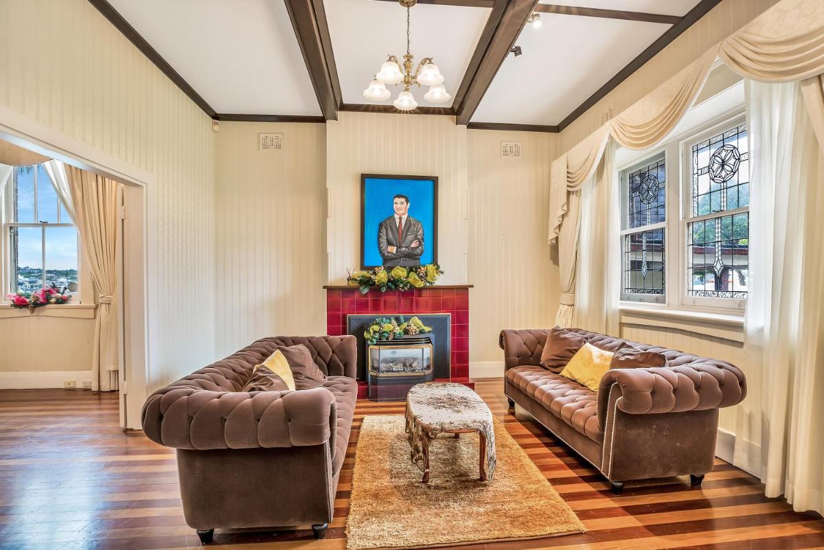 Suitetrails - Luxury 6 Bed Waterfront House with pool