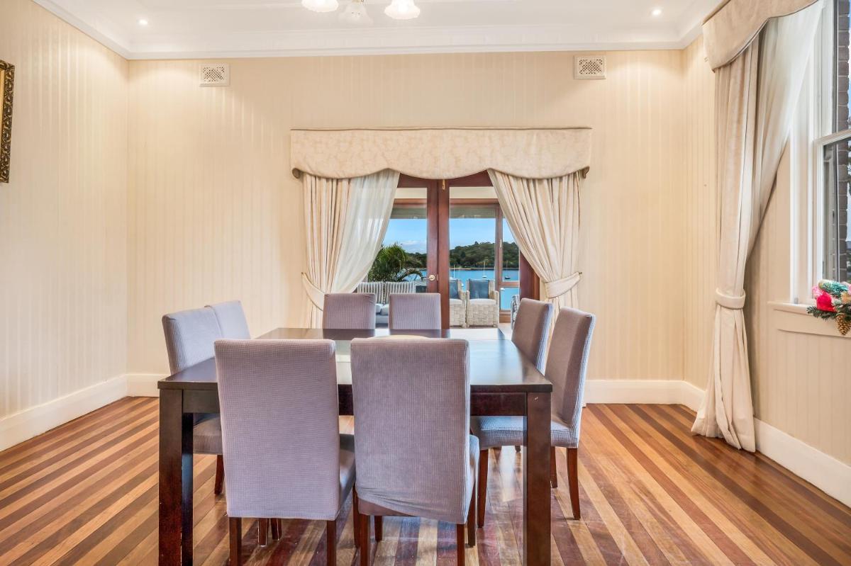 Suitetrails - Luxury 6 Bed Waterfront House with pool