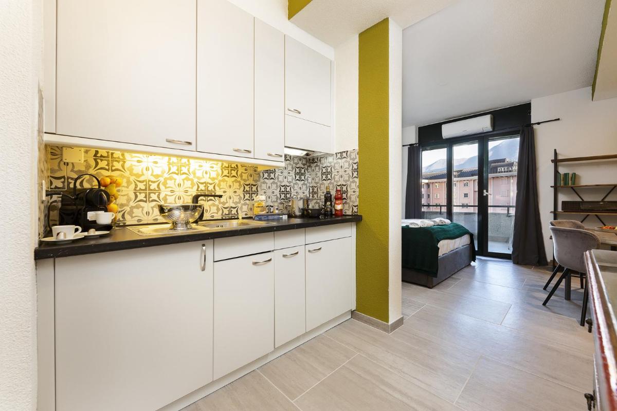 Monolocale con terrazzo vista lago Via Cassarinetta 7 by LR - Hizvo