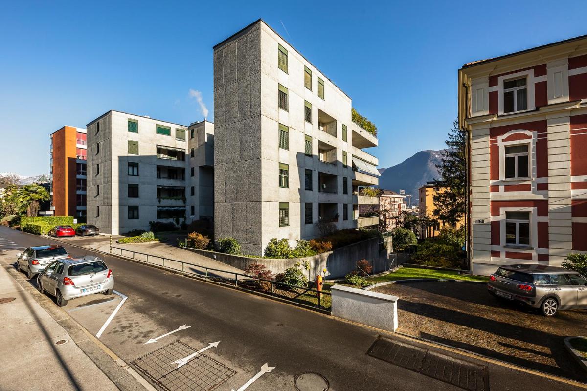 Monolocale con terrazzo vista lago Via Cassarinetta 7 by LR - Hizvo