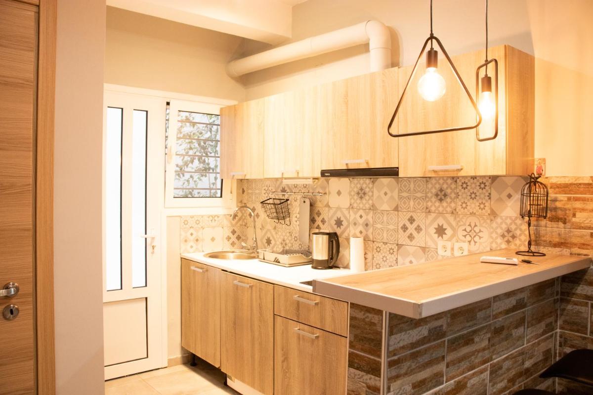 Suitetrails - Cozy LOFT Κypseli with a yard