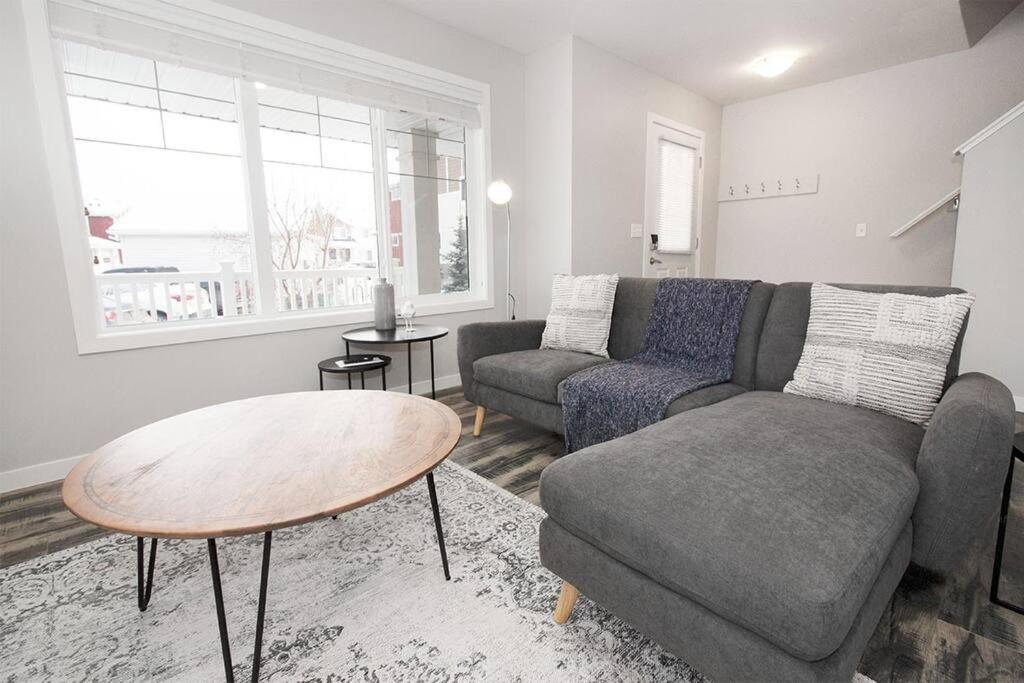 Cheerful 4 bedroom Townhouse with Parking & WiFi! - Housity