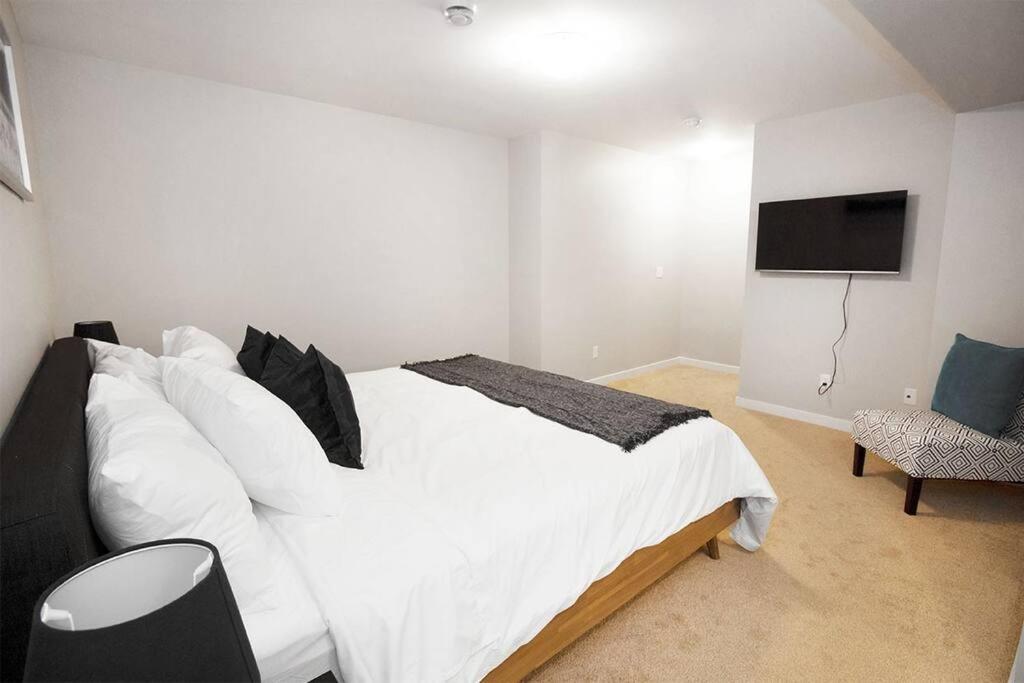 Cheerful 4 bedroom Townhouse with Parking & WiFi! - Housity