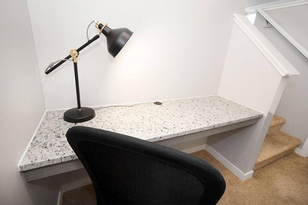 Cheerful 4 bedroom Townhouse with Parking & WiFi! - Housity