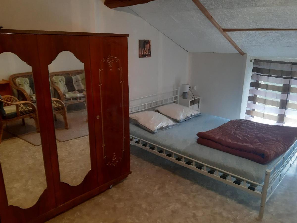 petite Maison ancienne charentaise ,dans un village au calme idéal travailleur - Housity