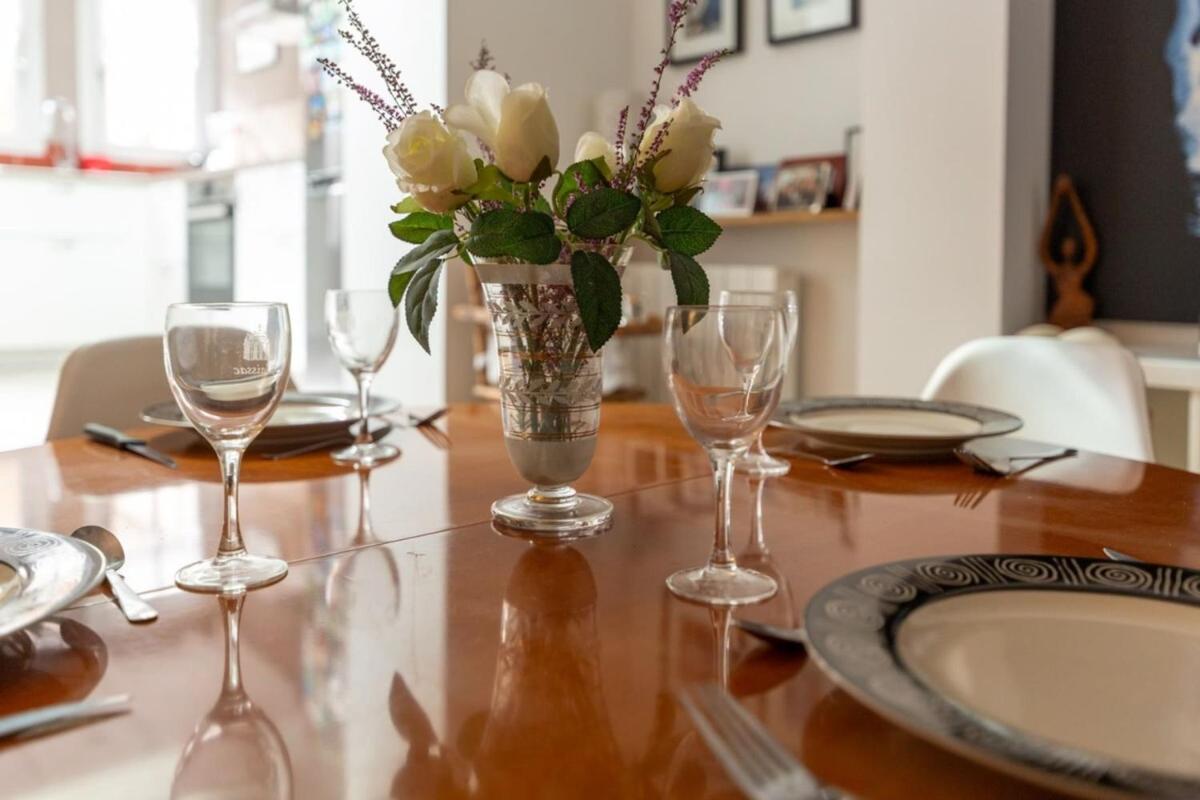 Suitetrails - Furnished Apartment Near Palais de la Justice With 2 Bedrooms & a Garden