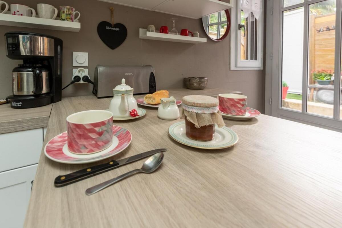 Suitetrails - Furnished Apartment Near Palais de la Justice With 2 Bedrooms & a Garden