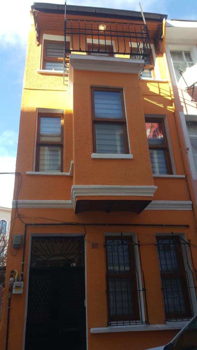 Orange triplex house Balat - Housity