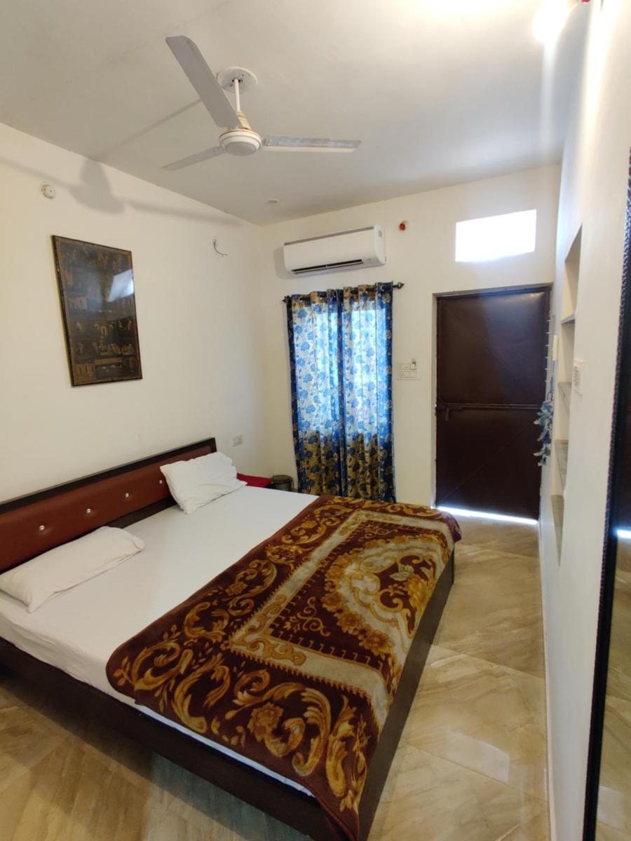 Varah Square Guest House - Housity