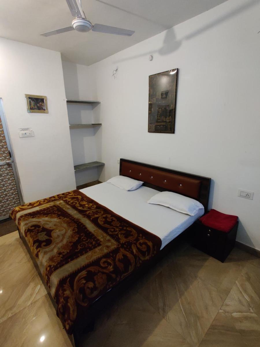 Varah Square Guest House - Housity