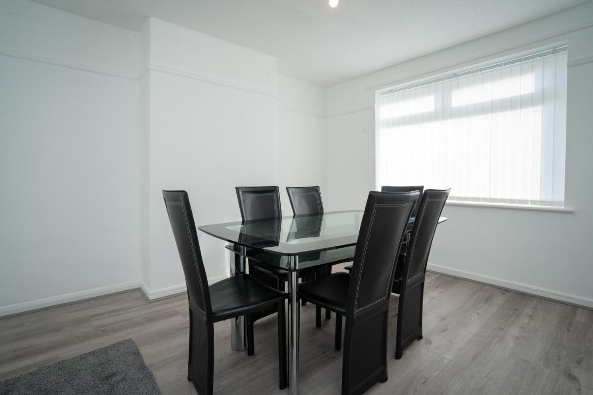 Stylish & Modern 3 Bed House - Housity