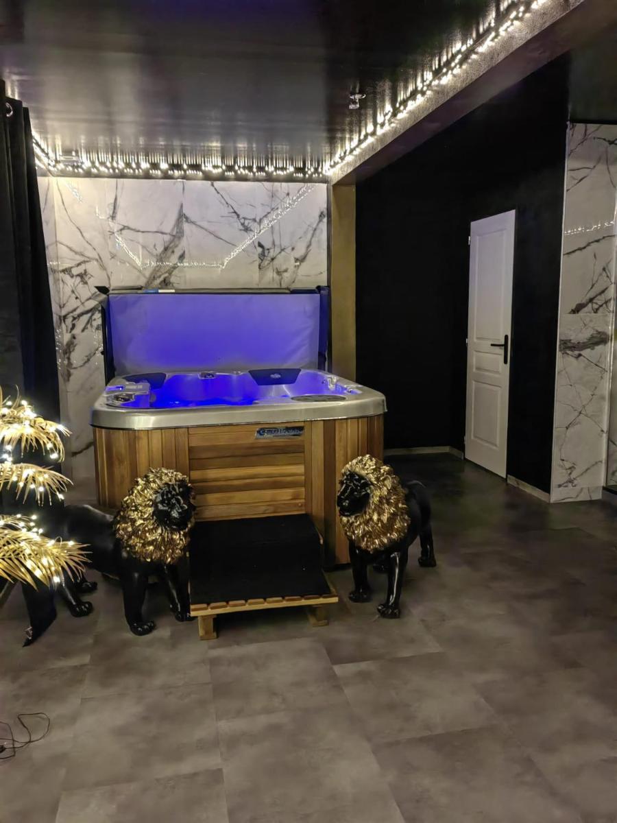 Suite romantique Jacuzzi Privatif Playroom - Housity