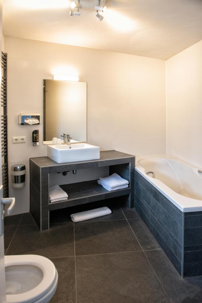 Hotel et le Cafe de Paris - Housity