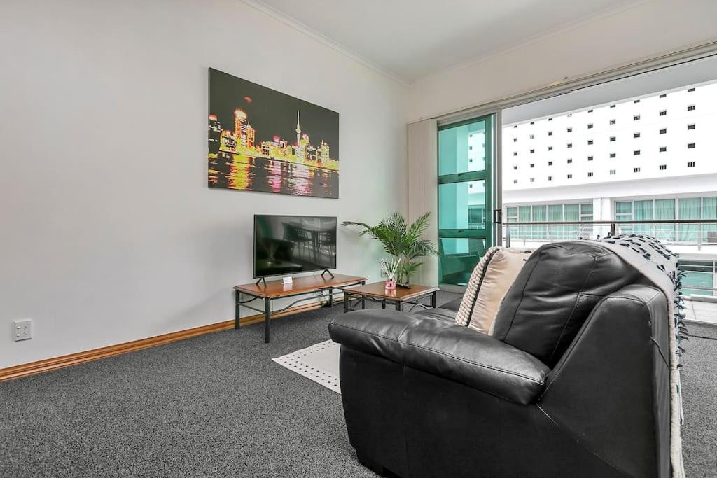 Spacious one bedroom apartment on Princes Wharf - Housity