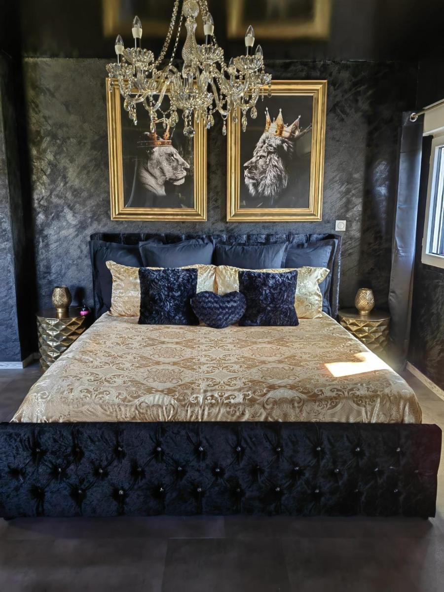 Suite romantique Jacuzzi Privatif Playroom - Housity