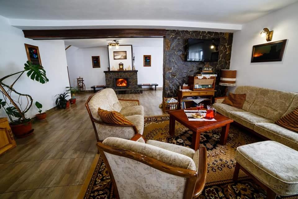 Casa din Plai - Bucovina - Housity