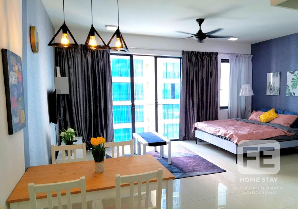 Suitetrails - Netflix Wifi Trefoil Homestay Setia Alam SACC Homestay FE
