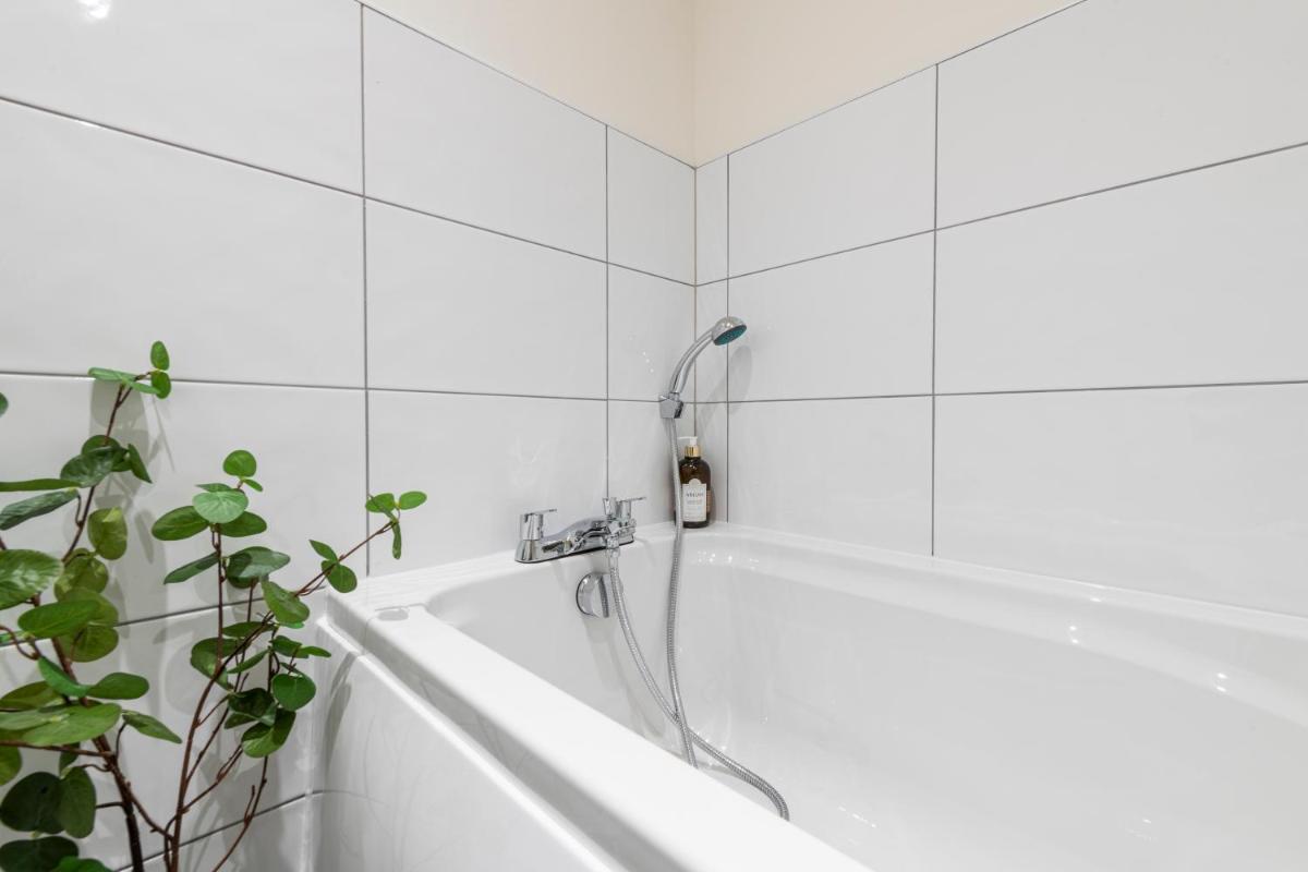 Stylish 2 bed apartment close to city - Housity