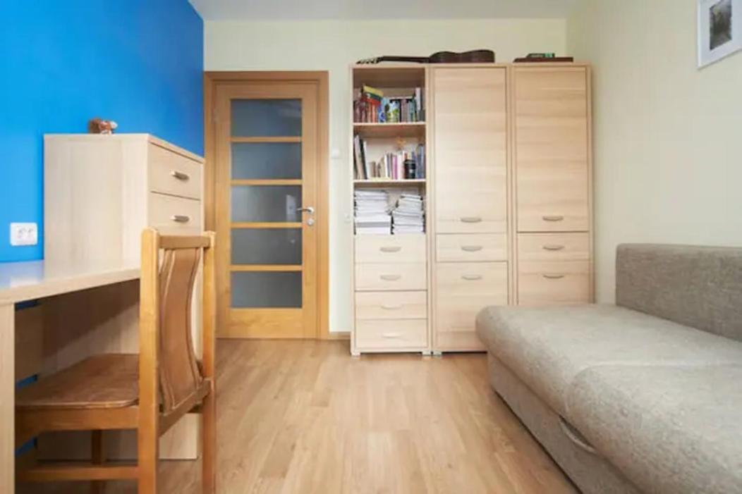 Suitetrails - Cozy private room in a three room apartment Free parking Feel like at home