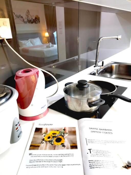 Suitetrails - C2519 AlmasSuites Muji Style100mbps Netflix By STAY