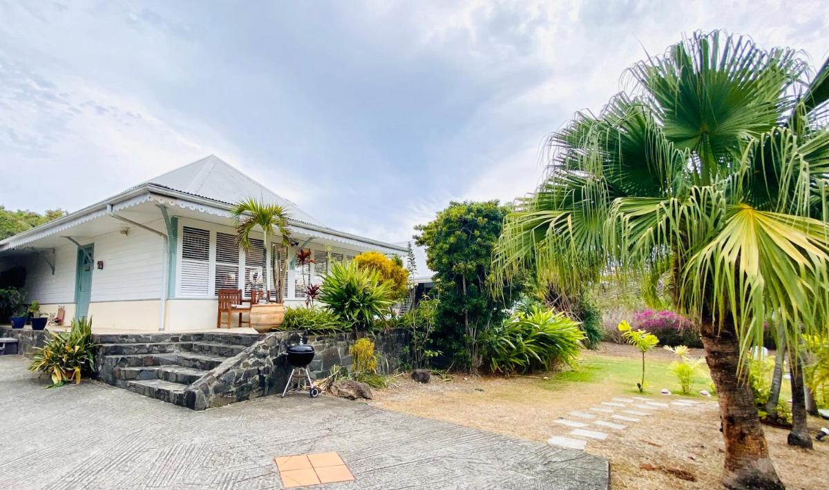 Villa Gaïa - Bungalow Ti-Zen et son jacuzzi niché dans un jardin tropical, séjour en amoureux - Housity