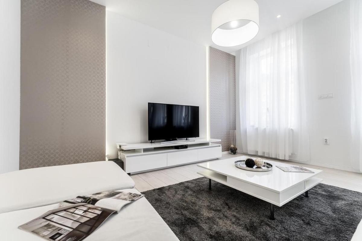 Minimalistico Apartment - Housity