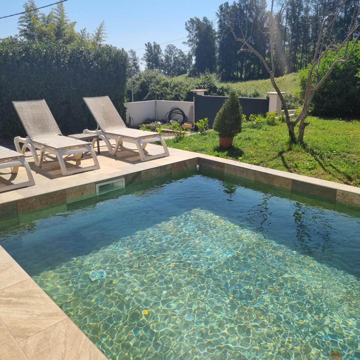 Rez de villa avec piscine, wifi, jardin clôturé - Housity