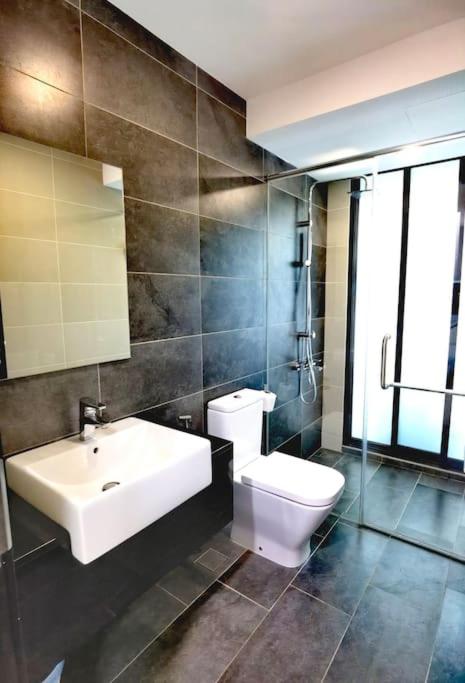 Suitetrails - C2519 AlmasSuites Muji Style100mbps Netflix By STAY