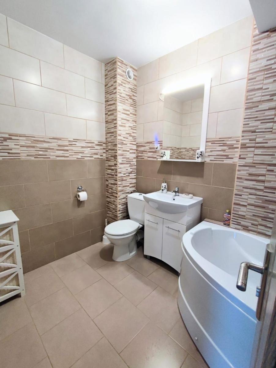 Suitetrails - Quiet and Cozy 2 bedroom flat with free parking included