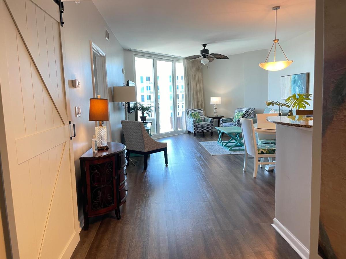 Suitetrails - Spectacular Sunsets 5 star Resort Condo Across from Beach Sleep 6 Private Shuttle