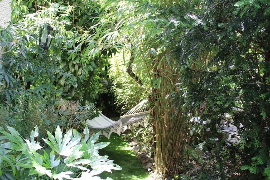 Cocoon in a green setting, private garden - Housity