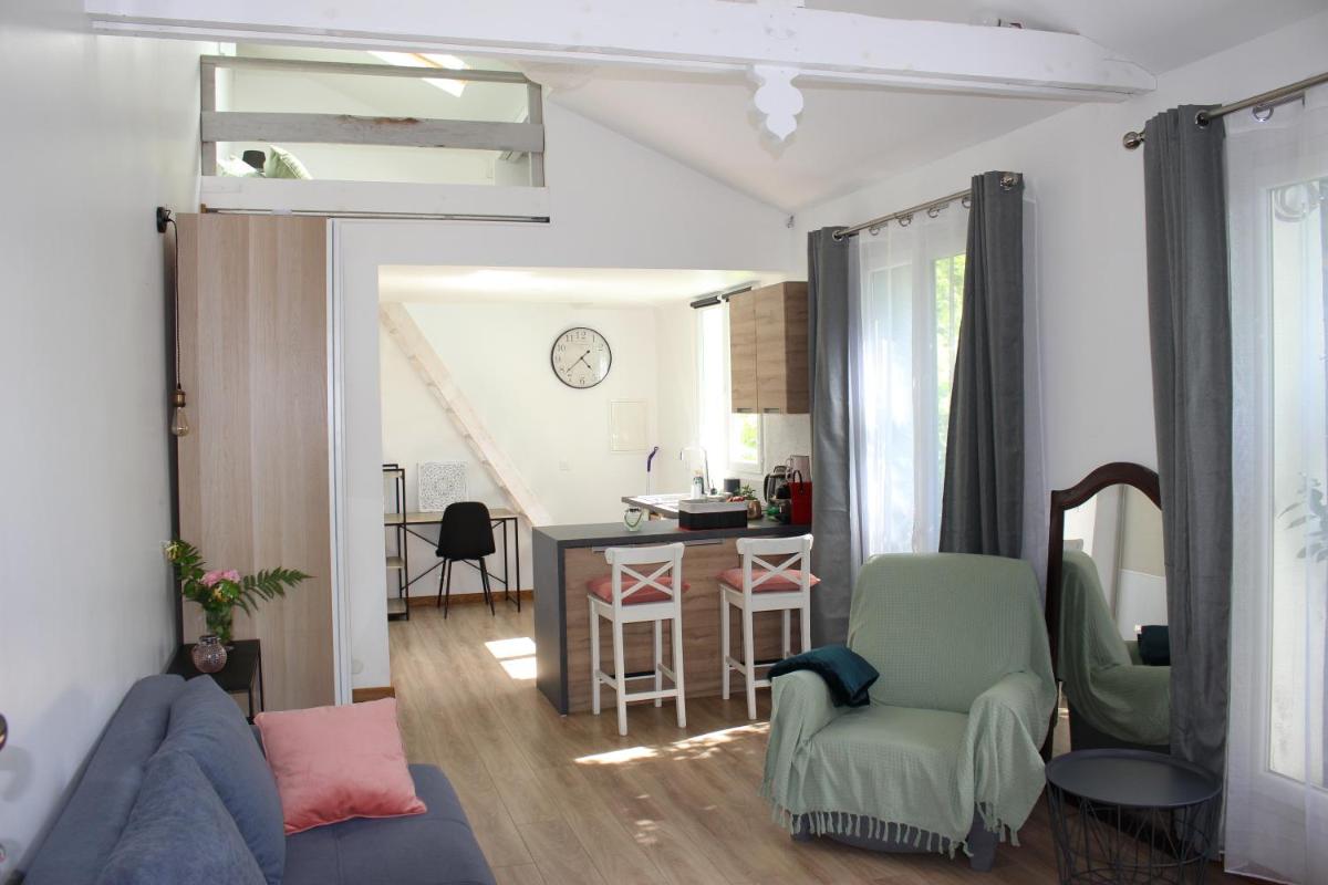 Cocoon in a green setting, private garden - Housity