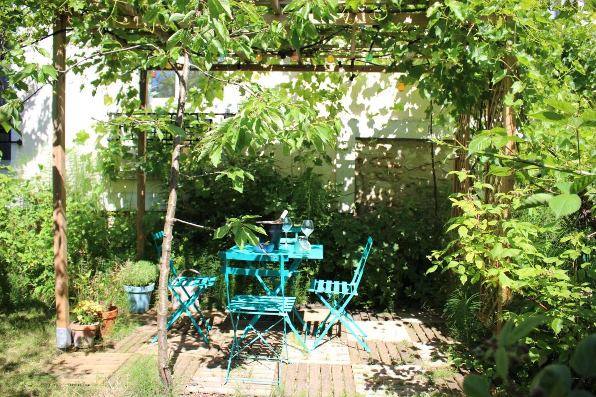 Cocoon in a green setting, private garden - Housity