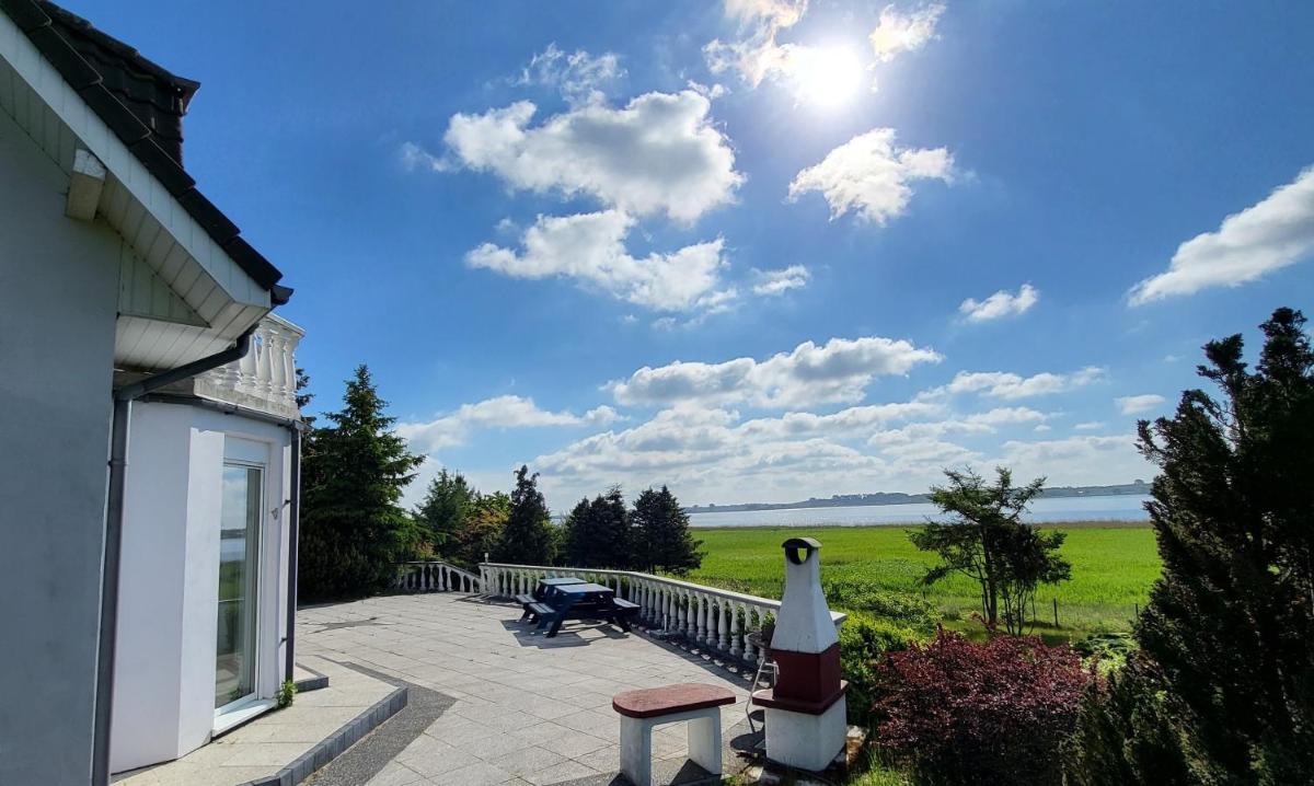Holiday House Victoria's Village by Renters - Housity