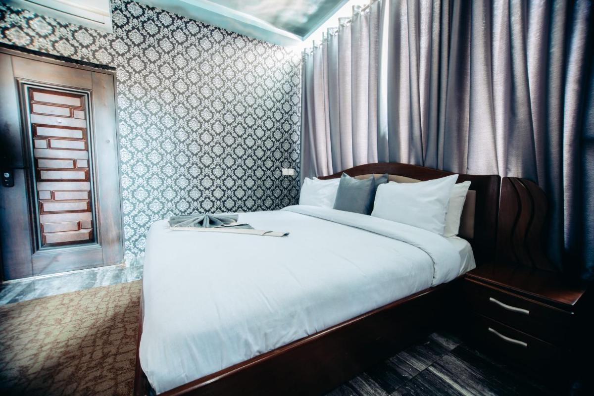 PLUS 33 HOTEL - Housity