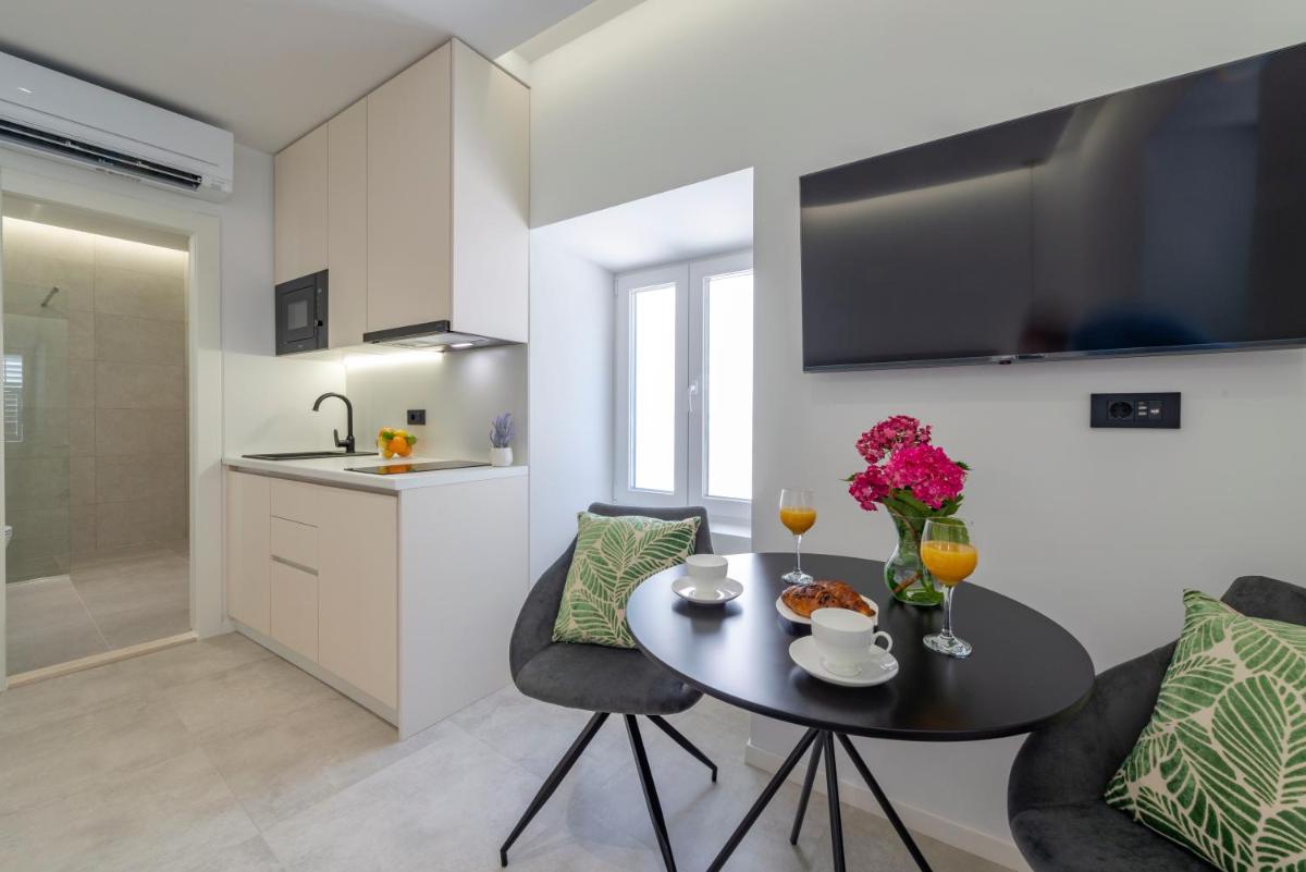 Suitetrails - La Porta 1, seaview apartment in the center