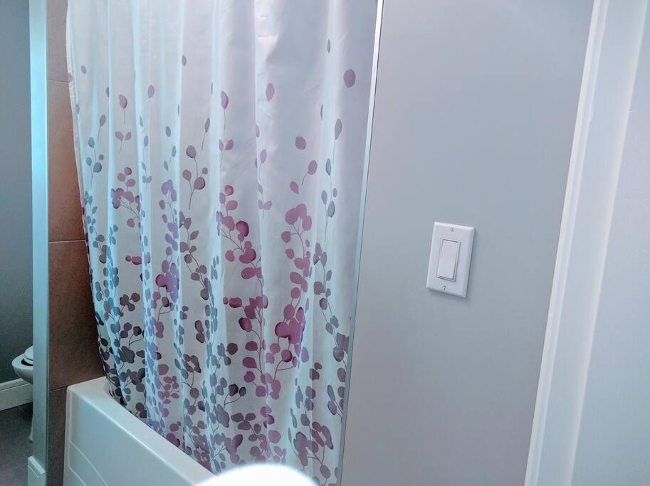 Suitetrails - 6 Bedroom Vacation House Close to Southgate Mall Welcomes You